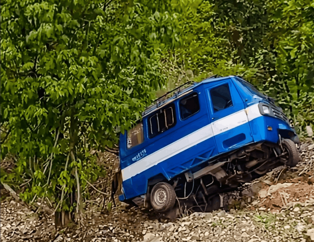 अतिक्रमण हटाउने क्रममा टेम्पो भीरमा खसालिएको भिडियो भाइरल