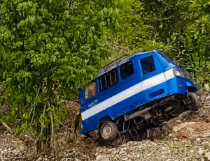 अतिक्रमण हटाउने क्रममा टेम्पो भीरमा खसालिएको भिडियो भाइरल image