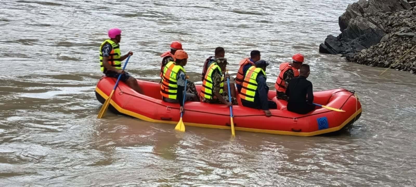 दैलेख बस दुर्घटना: सोनार क्यामरा र विशेष उपकरणसहित गोताखोर टोली परिचालन, बेपत्ताको खोजी तीव्र image