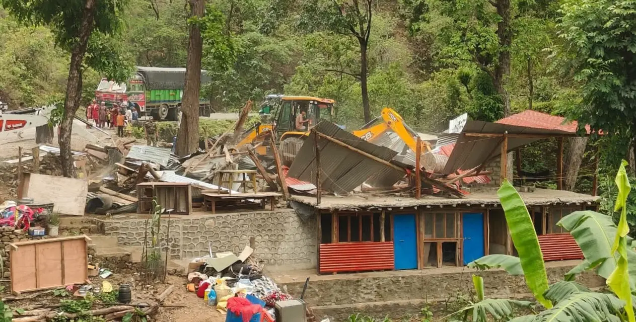 अतिक्रमित वनक्षेत्रको संरचना हटाइयो image