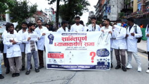 स्टाइपेन्डमा एकरूपताको माग गर्दै एमबीबीएस-बीडीएस इन्टर्न चिकित्सक आयोगमा धर्ना image