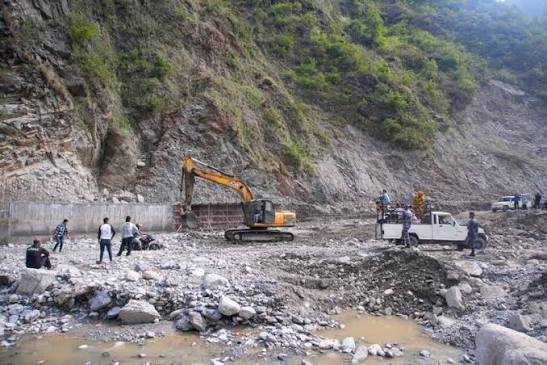 देशभर वर्षाको असर: ७ मुख्य राजमार्ग पूर्ण बन्द, ४ सडकमा एकतर्फी मात्रै सवारी सञ्चालन