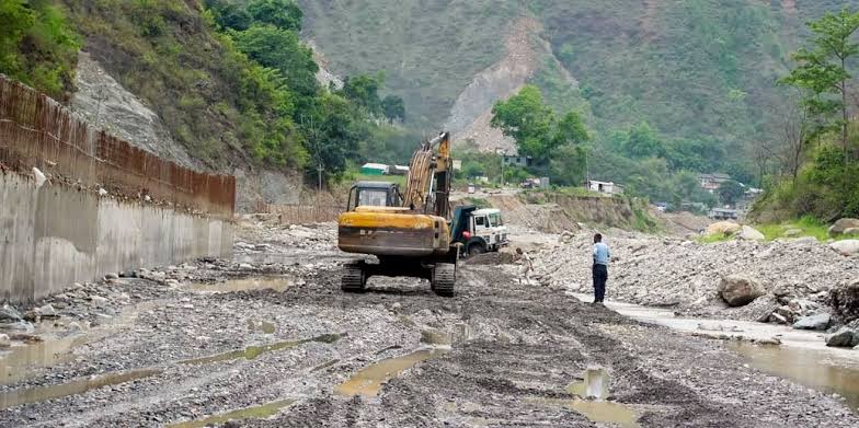 यात्रामा निस्किनुअघि सावधान! बाढी-पहिरोले यी राजमार्ग र सडक पूर्ण बन्द, कतिपयमा एकतर्फी मात्र सञ्चालन
