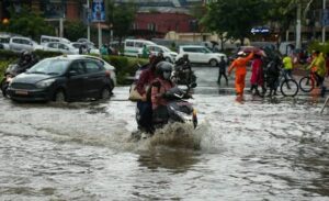 केहीबेरको वर्षामै काठमाडौंका सडक जलमग्न, सवारी आवागमन प्रभावित image