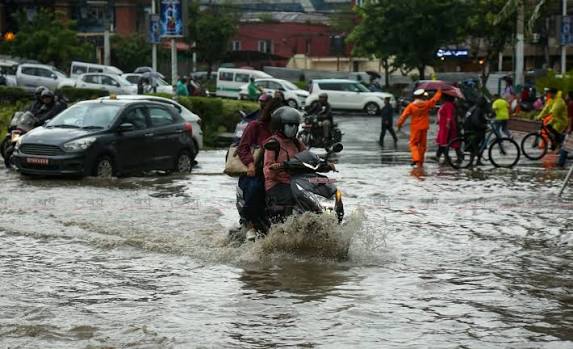 केहीबेरको वर्षामै काठमाडौंका सडक जलमग्न, सवारी आवागमन प्रभावित