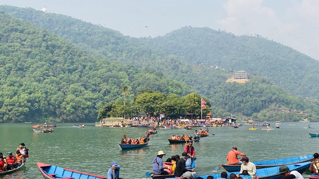 फेवातालमा पर्यटक सुरक्षाका लागि विशेष जाँच अभियान, गाँजा सेवन गरेका ३ डुङ्गा चालक पक्राउ