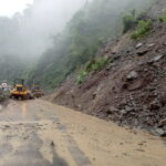 पहिरो पन्छाएपछि पृथ्वी राजमार्ग दुईतर्फी सञ्चालनमा