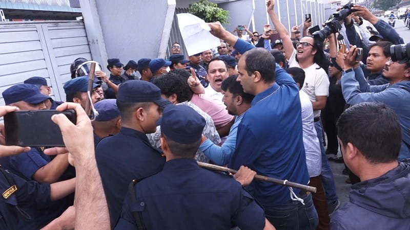 पत्रकार श्रेष्ठ पक्राउको विरोधमा प्रहरी परिसर अगाडि महासङ्घको धर्ना