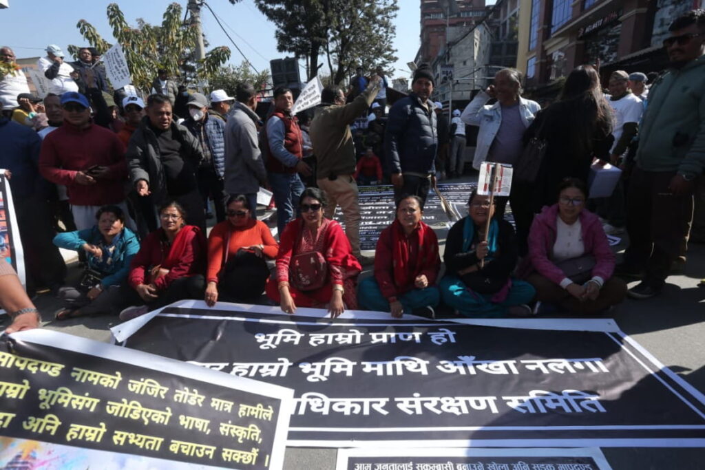१९ दिन हिँडेर काठमाडौं आए, सडकमा रात बिताउँदै पीडितको पुकारः ‘हाम्रो घर र भविष्य फर्काइदेऊ’