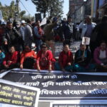 १९ दिन हिँडेर काठमाडौं आए, सडकमा रात बिताउँदै पीडितको पुकारः ‘हाम्रो घर र भविष्य फर्काइदेऊ’