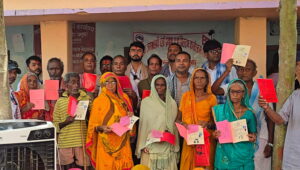 एक दशकपछि धनुषाका ३१० परिवारले पाए जग्गाधनी पुर्जा image