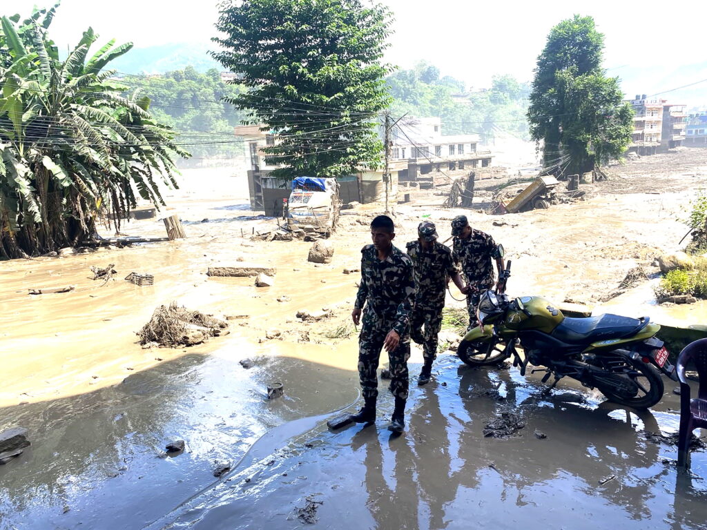 सीमाबाट ६ घण्टामा यसरी नारायणी पुग्यो बाढी