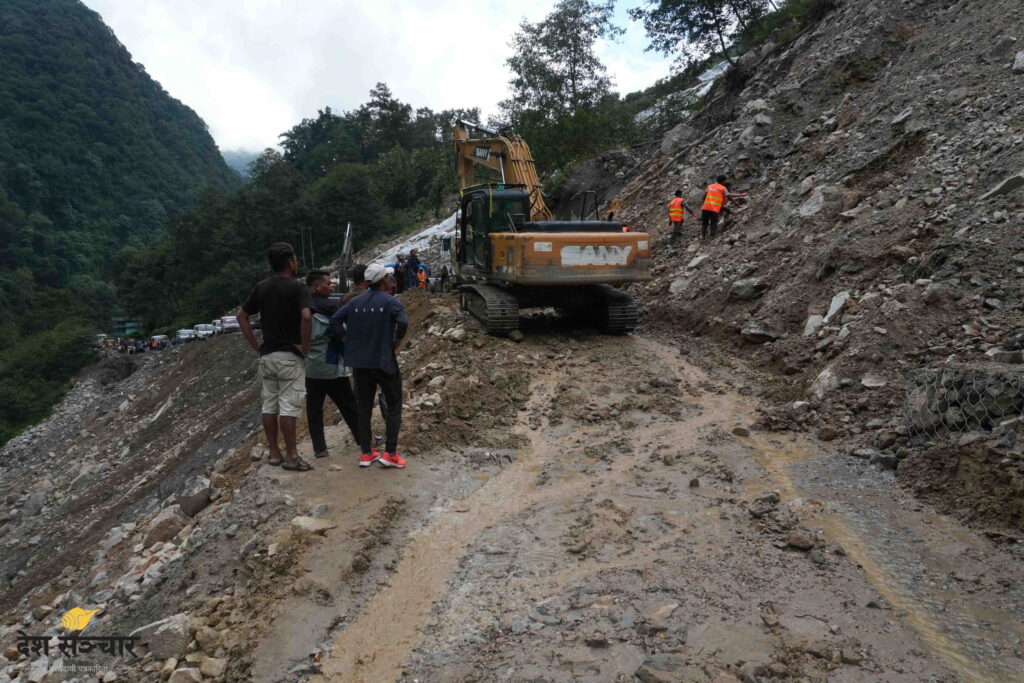 पहिरोले तातोपानी नाका अवरुद्ध हुँदा आयात–निर्यात ठप्प