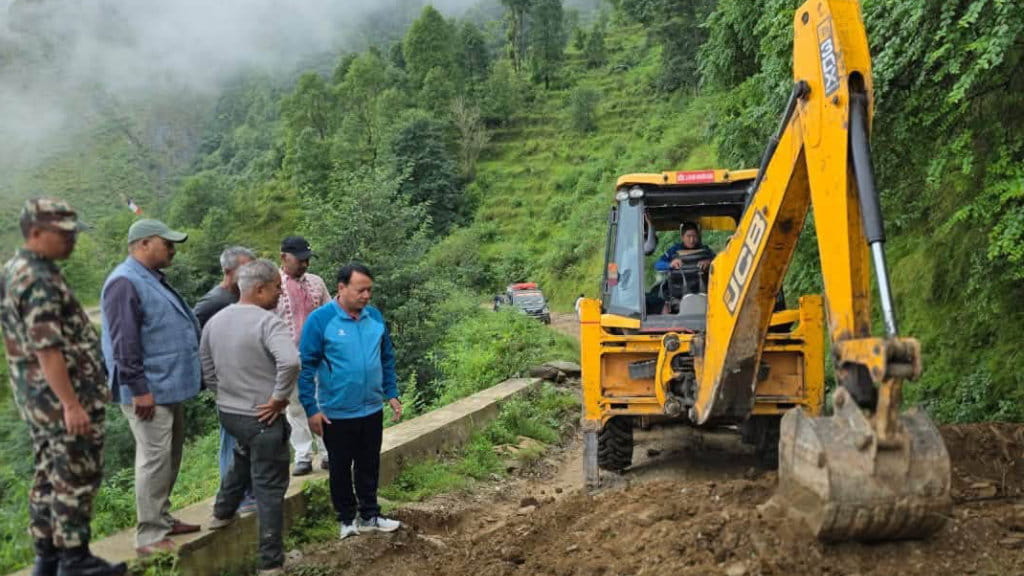 रसुवा जाने वैकल्पिक सडक स्तरोन्नतिमा मुख्यमन्त्री थापा आफैँ मैदानमा