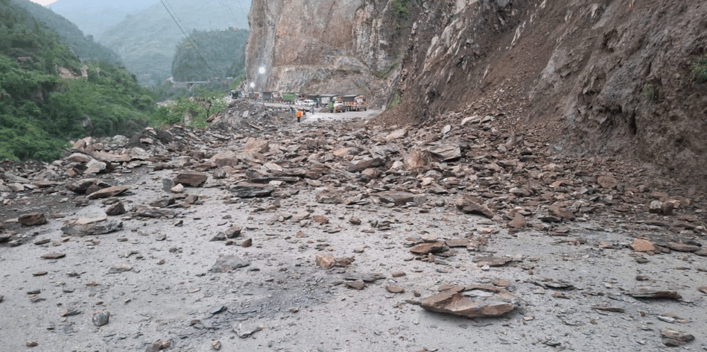 बाढी-पहिरोले देशभरका राजमार्ग अस्तव्यस्त, यी सडकमा यातायात अवरुद्ध