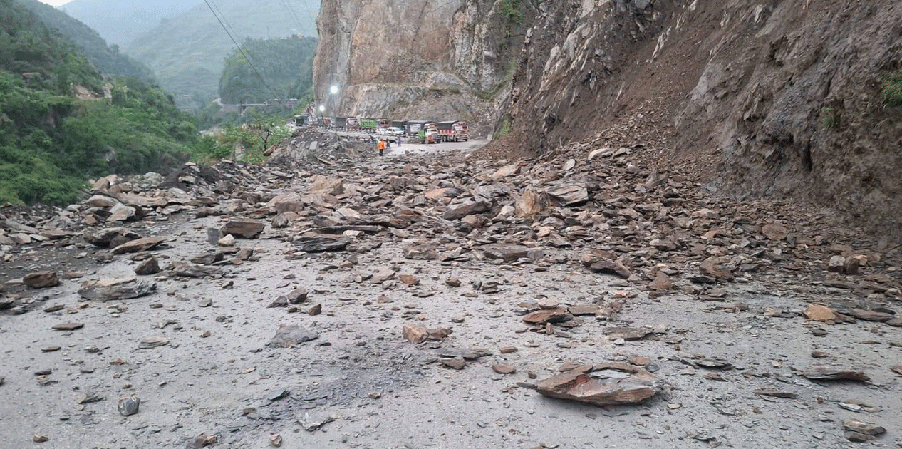 बाढी-पहिरोले देशभरका राजमार्ग अस्तव्यस्त, यी सडकमा यातायात अवरुद्ध image