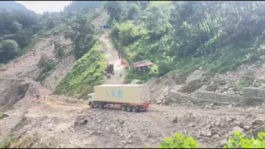 तातोपानी नाका जोड्ने सडकको इको खण्ड डेढ महिनापछि अस्थायी रूपमा खुल्यो