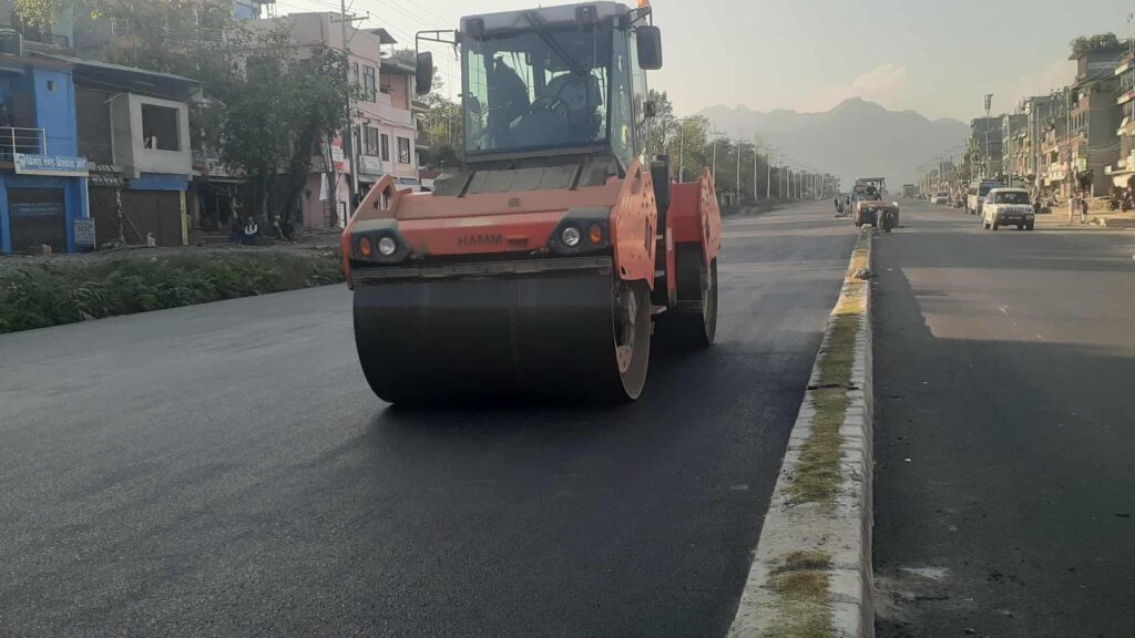 नौ वर्षपछि ओखलढुङ्गा –रुम्जाटार सडक पुनः कालोपत्र गरिँदै