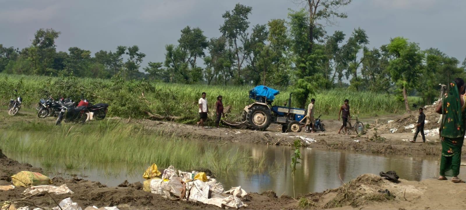 सुस्ता डुबान–कटानको उच्च जोखिममा, स्थानीय र सुरक्षाकर्मीले थाले अस्थायी तटबन्ध निर्माण image