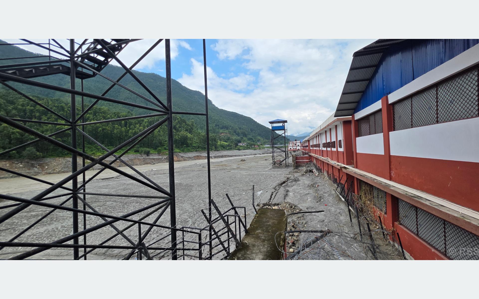 त्रिशूलीमा बाढी आउँदा सुरक्षाकर्मीले यसरी जोगाए ९२३ कैदीबन्दी image