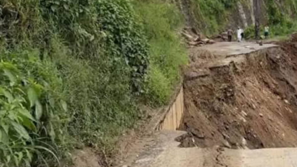 परेवाभिरमा १२ घण्टा सडक बन्द, क्षतिग्रस्त सडक मर्मत हुँदै