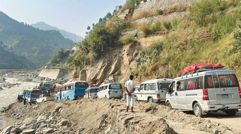पहिरोले देशभरका सडक प्रभावित, केही राजमार्गमा एकतर्फी यातायात