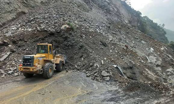 भारी वर्षाले देशभरका ११ राजमार्ग अवरुद्ध, विभिन्न ठाउँमा पहिरो