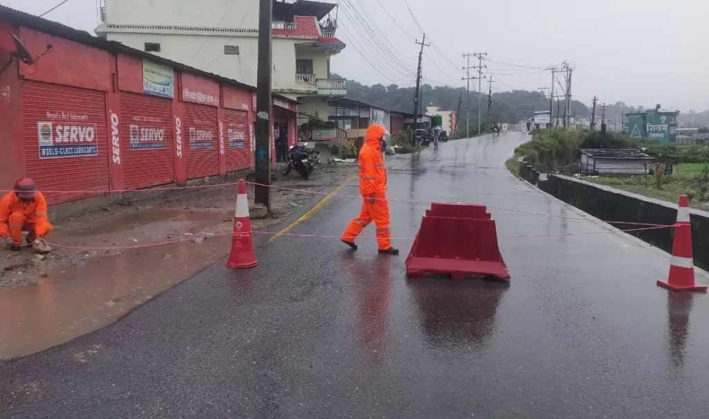 भक्तपुर–मुलपानी जोड्ने पुलमा आवागमन रोक, जमिन भासिएपछि जोखिम बढ्यो