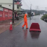 मुख्य बुँदा भक्तपुरको बोडे र काठमाडौंको मुलपानी जोड्ने मनोहरा खोलाको पुलसँगैको जमिन भासिएपछि आवागमन रोकिएको छ। पुलसँगैको ग्याविन जाली भासिएपछि सुरक्षाका लागि पुलबाट आउजाउमा रोक लगाइएको हो। अविरल वर्षाका कारण खस्याङ खुसुङ खोलाको बहाव बढेर डेकुचा–चाँगुनारायण सडकसम्म पुगेको छ। लोकन्थलीको सागबारीमा नदीको सतह बढेर अस्थायी टहरासम्म पानी पुगेपछि स्थानीयलाई सुरक्षित स्थानमा सारिएको छ। बालकोट–लोकन्थली सीमामा हनुमन्ते, मनोहरा र गोदावरी खोलाको बहाव बढेकाले आसपासका क्षेत्रमा जोखिम बढेको छ।