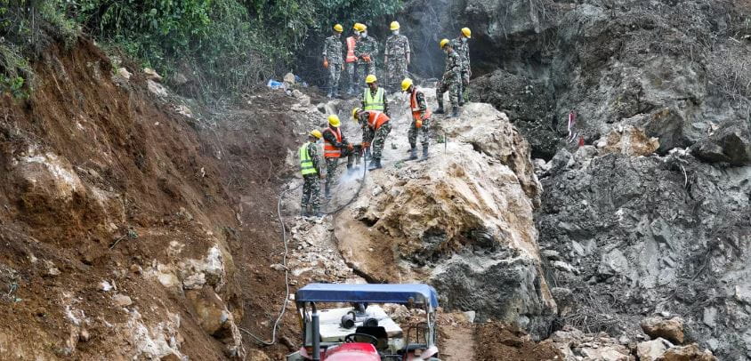 शीतल बजारमा पृथ्वी राजमार्ग खोल्न नेपाली सेनाको ब्लास्टिङ, नयाँ सडक संरचना बनाइँदै