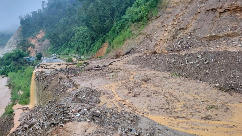 बाढी र पहिरोले यी ९ सडकखण्ड अवरुद्ध, कहाँ-कहाँ रोकियो यातायात ?