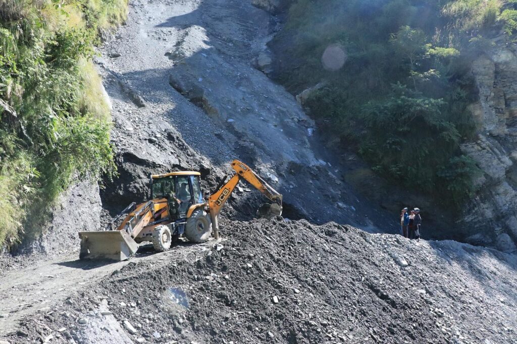 बाढी पहिरोले देशभरको सडक सञ्जाल अस्तव्यस्त, मुख्य राजमार्ग प्रभावित