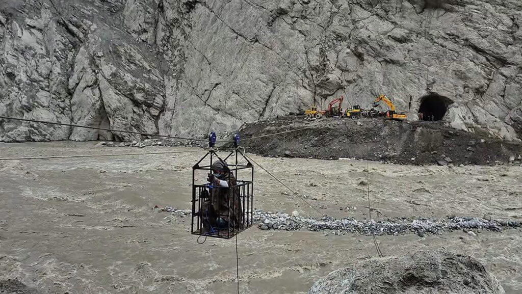 विद्यालय पुग्न विद्यार्थीको ज्यानकै बाजी : तुइनदेखि गाडीमा झुन्डिनेसम्म