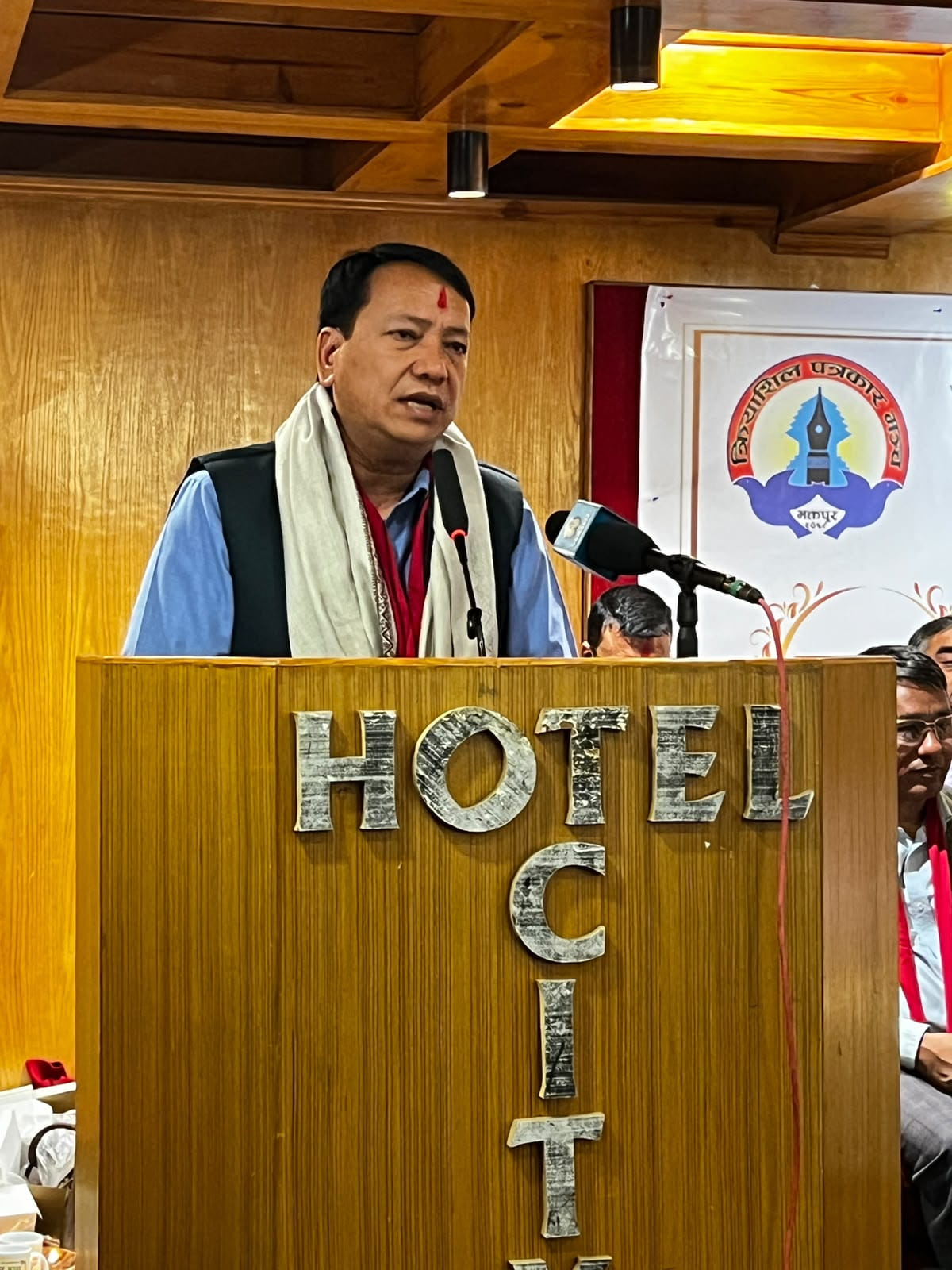मुख्यमन्त्री किरण थापासहित विभिन्न व्यक्तिहरूलाइ क्रियाशील पत्रकार मञ्च, भक्तपुरद्वारा सम्मानपत्र प्रदान 