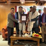 मुख्यमन्त्री किरण थापासहित विभिन्न व्यक्तिहरूलाइ क्रियाशील पत्रकार मञ्च, भक्तपुरद्वारा सम्मानपत्र प्रदान