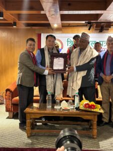 मुख्यमन्त्री किरण थापासहित विभिन्न व्यक्तिहरूलाइ क्रियाशील पत्रकार मञ्च, भक्तपुरद्वारा सम्मानपत्र प्रदान image