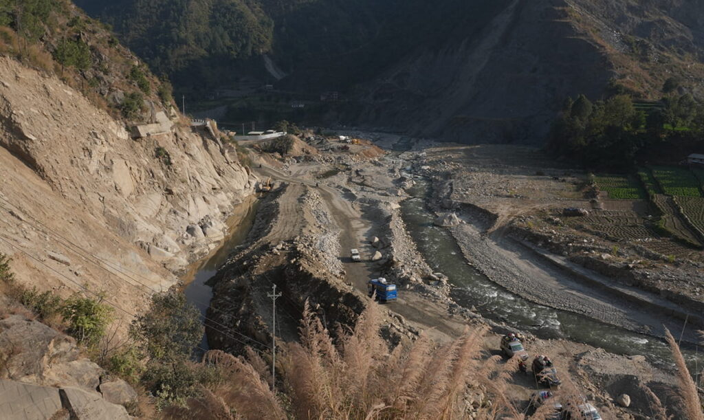 बीपी राजमार्ग दुईतर्फी खुल्यो, लेदो र गेग्रान हटाइएपछि यातायात सहज