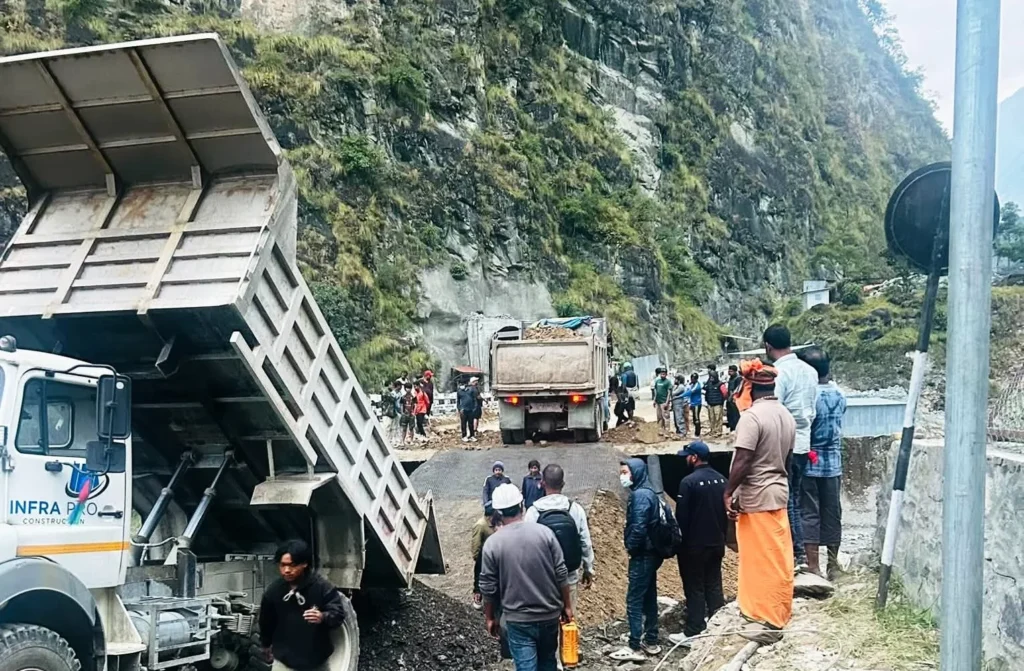 पोखरेबगर पुलको पहुँचमार्ग जोडियो, हलुका सवारीसाधन चल्न थाले